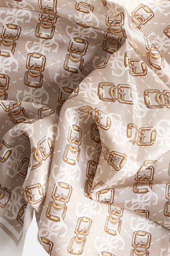Châle beige de Guess, avec un motif à franges et logo sur toute la surface.