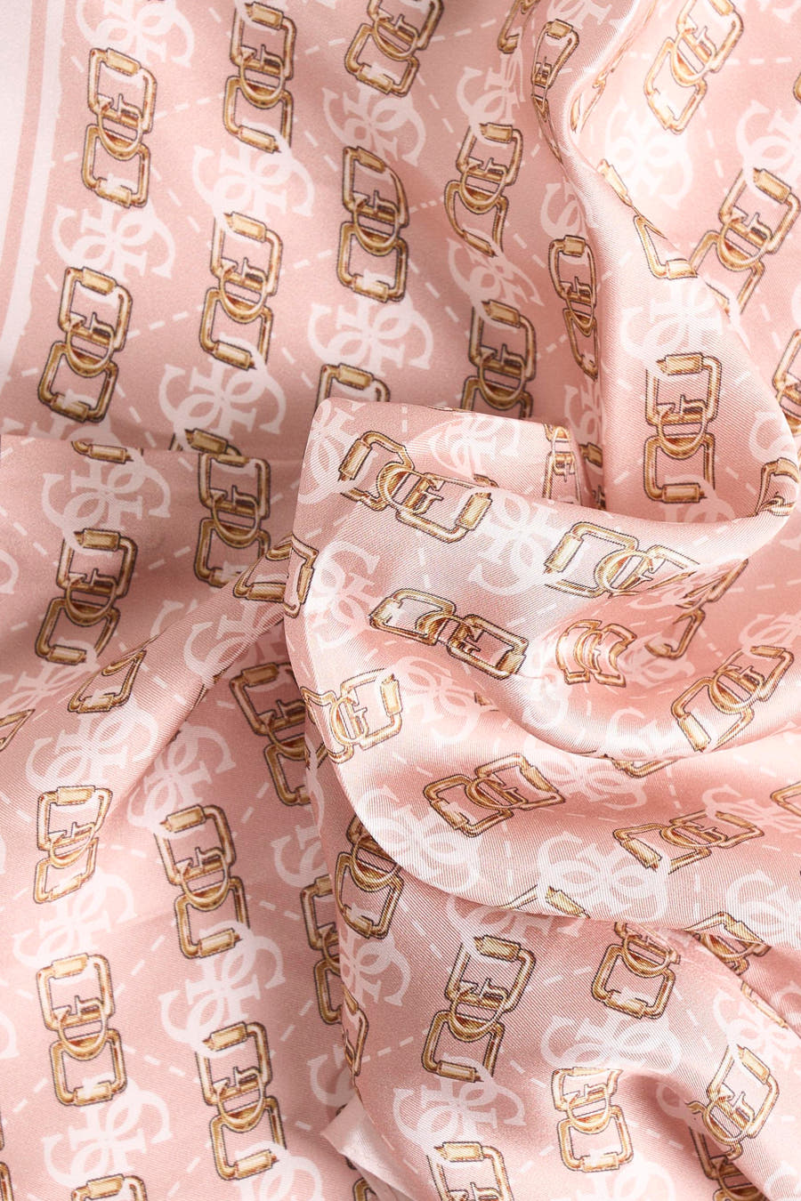 Écharpe rose de Guess avec un motif de pinces et de logos.