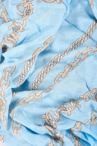 Écharpe d'été bleue Guess® avec un imprimé chaîne et des détails de motif subtils.