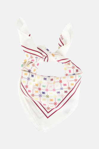 Écharpe d'été multicolore Guess, avec un motif logo multicolore et une bordure bordeaux, présentée nouée.