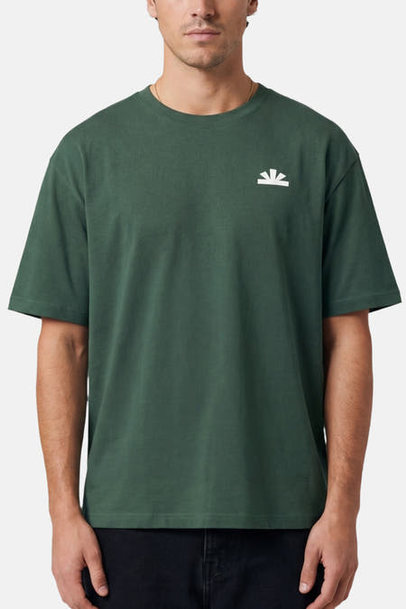 T-shirt BASELAB à manches courtes de couleur verte, avec un petit logo blanc sur la poitrine.