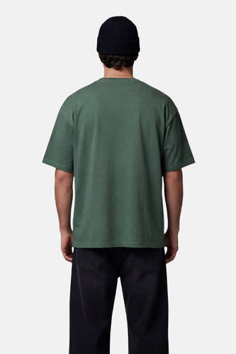 T-shirt BASELAB à manches courtes de couleur verte, vu de dos, combiné avec un bonnet noir et un jean noir.