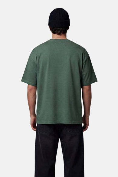 T-shirt BASELAB à manches courtes de couleur verte, vu de dos, combiné avec un bonnet noir et un jean noir.