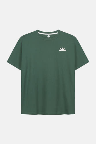 Groen T-shirt met korte mouwen van BASELAB, met een klein wit logo op de borst.
