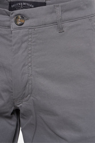 Shorts bleus de Bruce & Butler, avec une fermeture à boutons et des passants sur le devant.