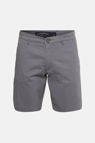 Shorts bleus de Bruce & Butler, tissu lisse avec une subtile texture et une fermeture à boutons.
