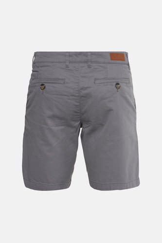 Shorts gris de Bruce & Butler, avec des boutons sur les poches arrière, sur un fond blanc.