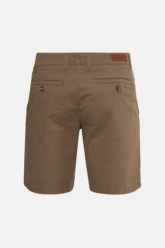 Shorts de Bruce & Butler, avec poches passepoilées et détail de bouton à l'arrière.