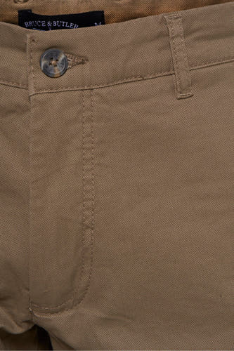 Shorts de Bruce & Butler, gros plan sur la ceinture avec bouton et passant.