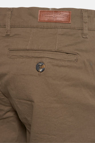 Shorts de Bruce & Butler, avec une poche arrière et un nœud brun.