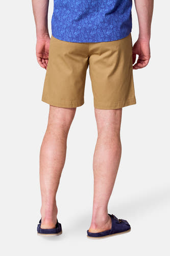 Shorts bruns de Bruce & Butler, vus de dos, avec un t-shirt bleu et des sandales bleues.