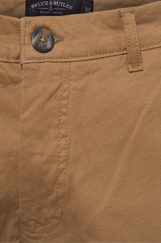 Short de brune Bruce Bruce & Butler, close-up du ceinture avec bouton et boucle de ceinture.
