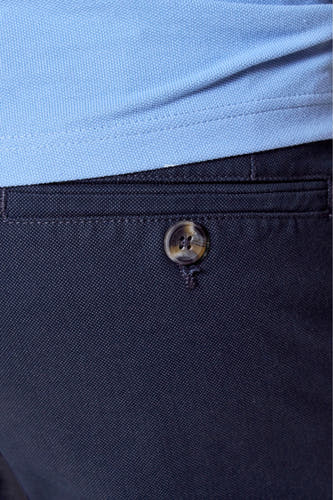 Shorts bleus de Bruce & Butler, avec un nœud brun sur la poche arrière.