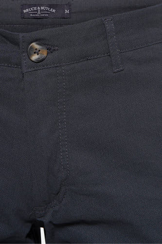 Shorts bleus de Bruce & Butler, avec détail de bouton et passant.