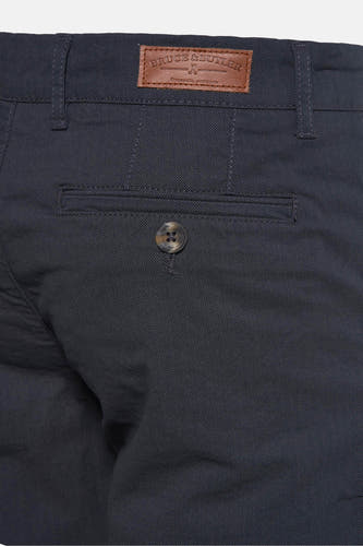 Shorts bleus de Bruce & Butler, avec une subtile texture et un poche à bouton sur l'arrière.