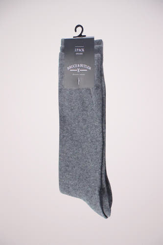 Chaussettes grises de Bruce & Butler, emballées par deux, sur un cordon.