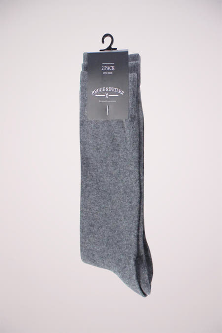 Chaussettes grises de Bruce & Butler, emballées par deux, sur un cordon.