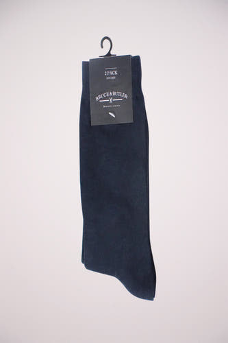 Chaussettes bleues de Bruce & Butler, emballées par deux sur un cintre.