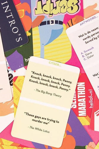 Cadeau multicolore d'HELLOFUN, avec des jeux de cartes amusants et des couleurs vives.