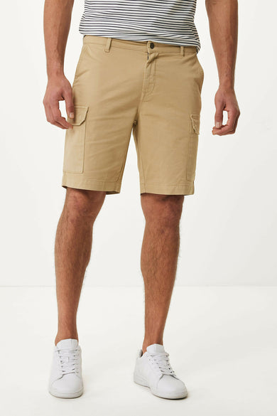 Shorts de bermuda beige de MEXX, avec des poches et un t-shirt rayé.