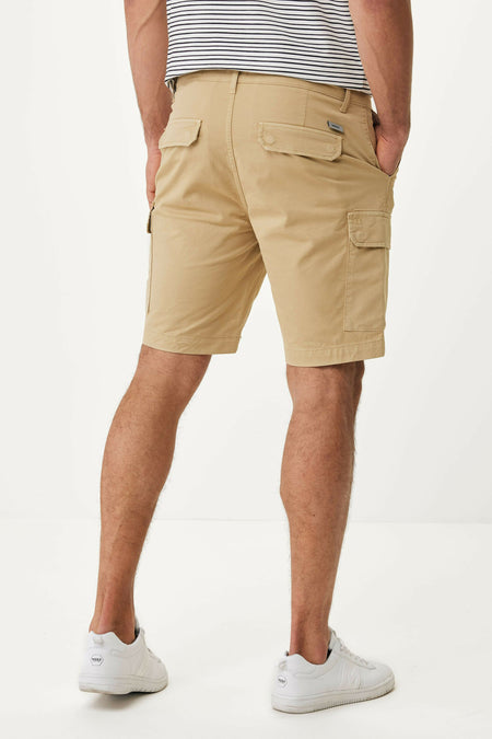 Beige bermuda shorts van MEXX, met zakken en een gestreept shirt.