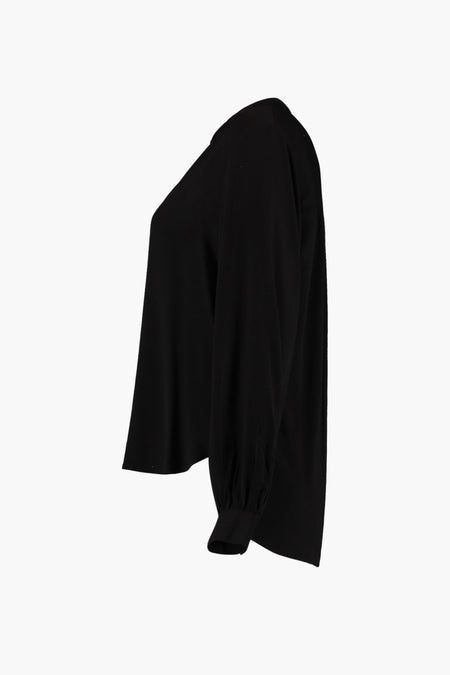 Blouse noire à manches longues de HAILYS, vue de côté, avec manches plissées et coupe ample