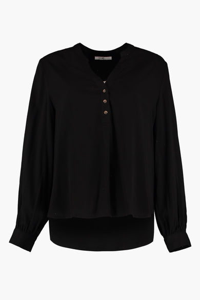 Blouse noire à manches longues de HAILYS, col en V avec boutons et volants aux manches, vue de face