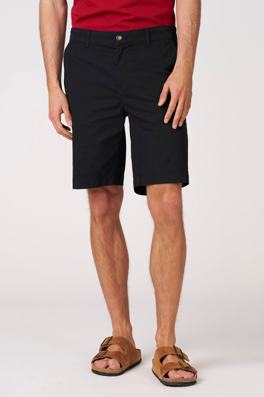Zwarte bermuda shorts van Bruce & Butler, met een effen design en sandalen.
