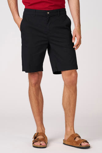 Short bermuda noir de Bruce & Butler, porté avec des sandales marron et un t-shirt rouge.