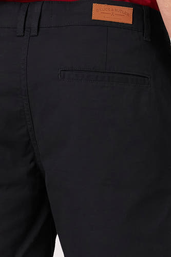 Zwarte korte broek van Bruce & Butler, met achterzak en riemlussen.