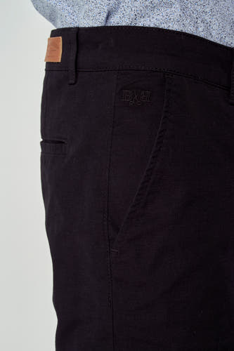 Short bermuda noir de Bruce & Butler, avec détail poche et logo subtil.