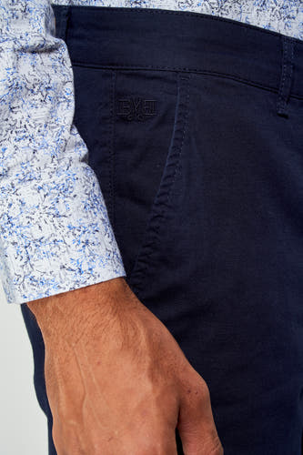 Short bleu de Bruce & Butler, avec détail de poche et broderie de logo subtile.