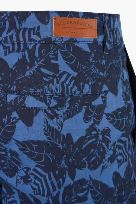 Short bleu avec motif de feuille de Bruce & Butler, avec poche arrière et étiquette de marque sur la ceinture.