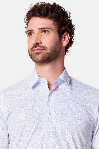 Chemise blanche à manches longues de Bruce & Butler, avec un motif bleu subtil et une col classique.