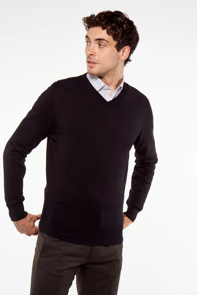 Pull noir à col en V de Bruce & Butler, modèle ajusté avec bords côtelés, porté sur une chemise rayée, profil latéral.