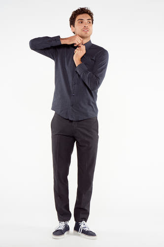 Pantalon de costume bleu foncé de Bruce & Butler avec motif subtilement tissé, combiné avec une chemise et des baskets.