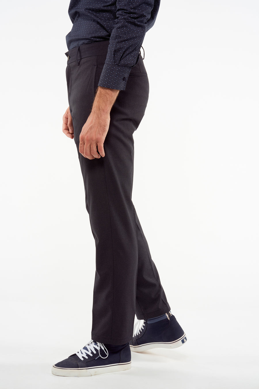Pantalon de costume bleu foncé de Bruce & Butler à motif à fines carreaux, porté avec une chemise à pois et des baskets.