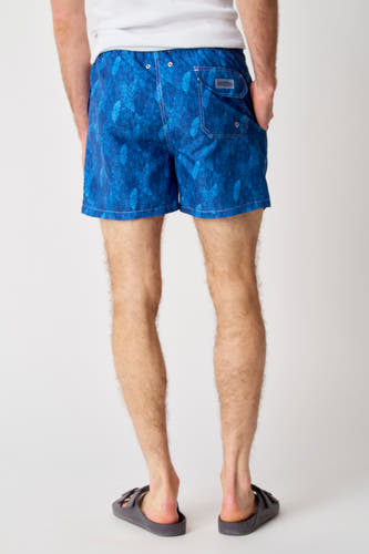 Short de bain Bruce Bruce & Butler, motif un motif motif feuille et une poche arrière, vu de derrière.