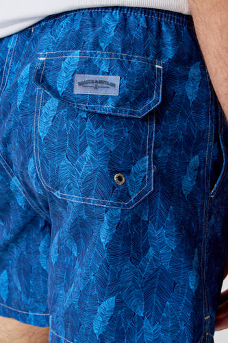 Maillot de bain bleu de Bruce & Butler, avec motif feuille et poche à bouton pression.