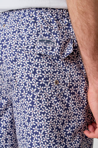 Short de bain bleu Bruce & Butler, avec un motif de fleurs blanc et une poche à bouton.