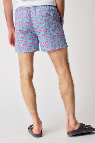 Blauwe zwemshort van Bruce & Butler met roze bloemenprint, gezien van achteren.
