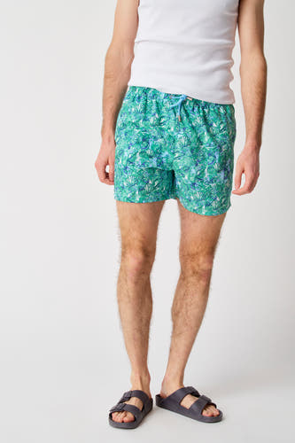 Légumes verts de Bruce & Butler, avec un motif de coquillage et portés avec des sandales grises et une chemise blanche.