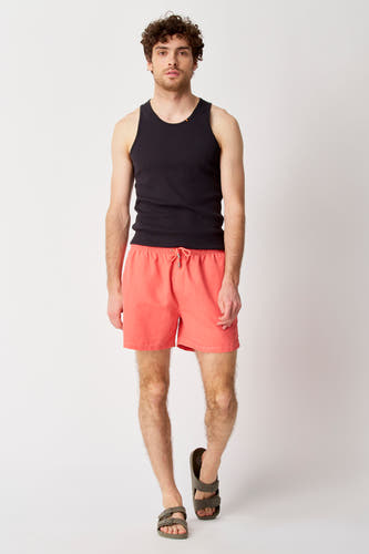 Orange chemise de Bruce & Butler, avec une ceinture et portée avec un t-shirt noir et des sandales.