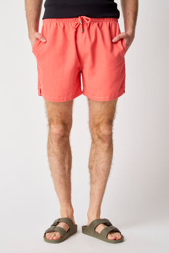 Orange chemise de Bruce & Butler, vue de dos avec des sandales vertes.