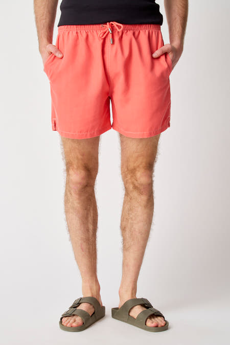 Orange chemise de Bruce & Butler, vue de dos avec des sandales vertes.