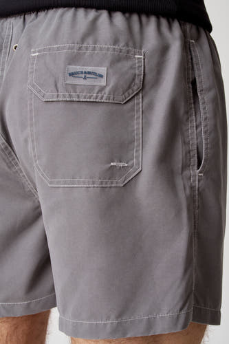 Pantalon de randon gris Bruce & Butler, avec une poche arrière et une poche latérale, cropped.