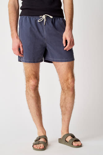 Pantalon de bain de Bruce & Butler, avec des surpiqures blanches et une poche arrière avec logo.