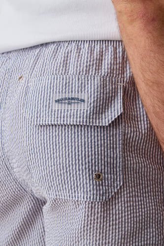 Pantalon de bain bleu Bruce & Butler, avec motif à carreaux et une poche arrière.