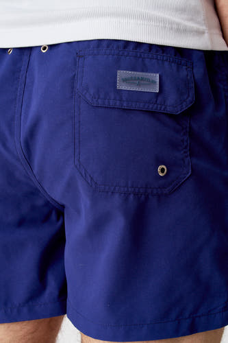 Pantalon de bain bleu Bruce & Butler, avec poche arrière et détails argentés, cropped.