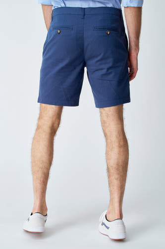 Short bleu de Bruce & Butler, vu de l'rière avec des des blanches et un t-shirt bleu clair.
